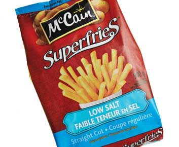 Par cela: Les frites à coupe régulière et à faible teneur en sel Superfries de Mccain
